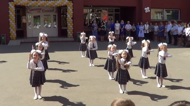 Первоклашки фото. Линейка в школе. Первоклашка танцует на линейке. Линейка в школе. Танец от первоклассников выпускникам.