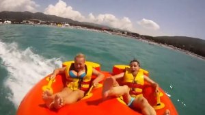Разозлили тётку. Катание на таблетке на море.