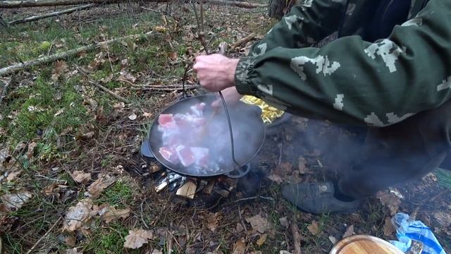 Построил лесную баню.Жареная картошка с овощами и мясом в казане. смотреть онлайн