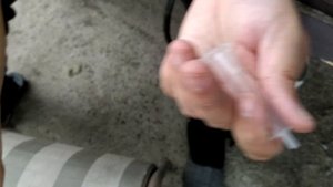 Как накачать мяч без иголки для мяча и без насоса.