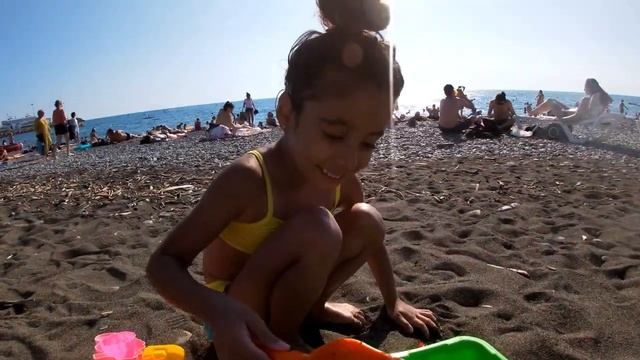 Учимся плавать. Ева на море в Сочи смотреть онлайн