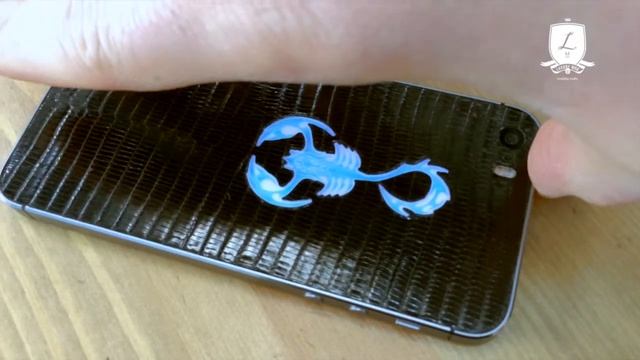 iPhone 5s кожа игуаны со светящимся логотипом скорпиона смотреть онлайн