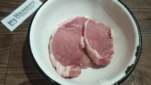 Свиные стейки в кетчупе в микроволновке