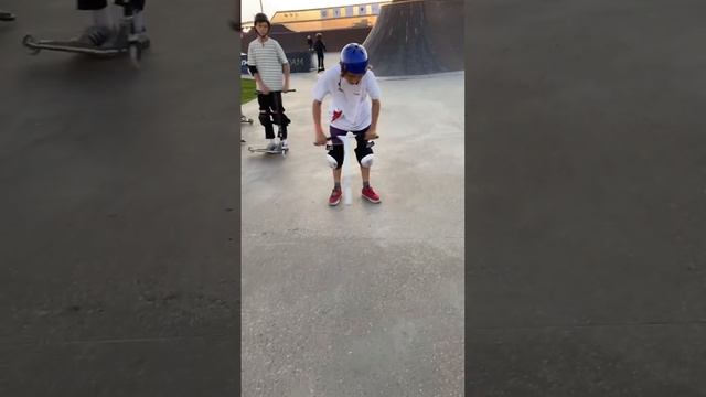 Мальчик ломает руль #самокат #самокаттрюки #трюки смотреть онлайн