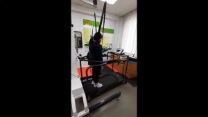 Подвес 2550+дорожка 8612RP с пользователем  2550 lifter+ 8612RP AMF treadmill with a girl