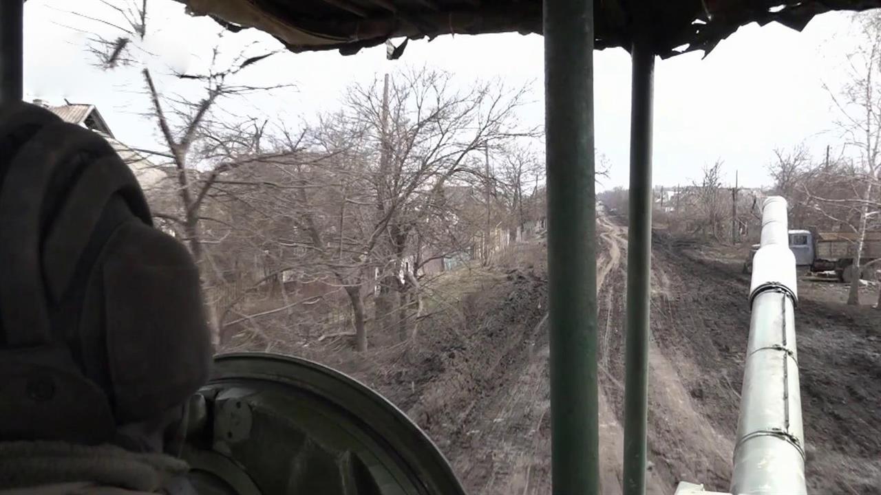 Российские войска выбивают противника из Марьинки, которую нацисты превратили в укрепрайон
