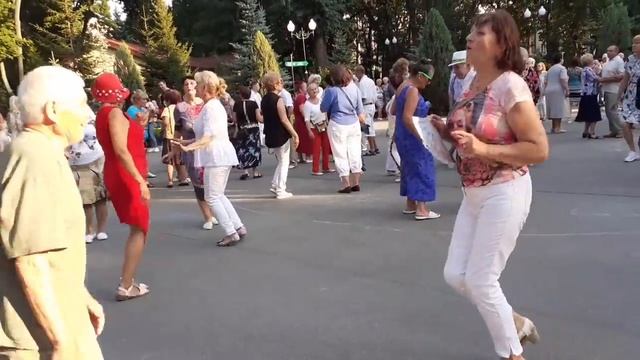 С РОЗОЮ КРАСИВОЮ!???/СУПЕР ПЕСНЯ И ТАНЦЫ В ПАРКЕ ГОРЬКОГО ХАРЬКОВ ИЮЛЬ 2021 смотреть онлайн