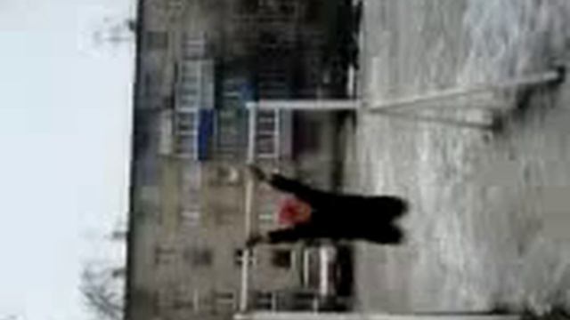 Пацан делает луну и солнышко на турнике смотреть онлайн