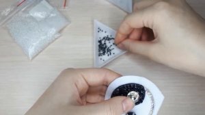 Брелок Инь Янь из бусин и бисера своими руками