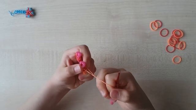 Брелок цветок из резинок на рогатке