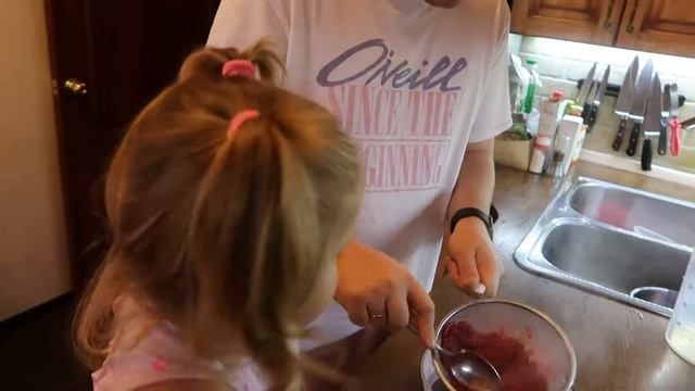 Вика готовит ЖЕЛЕ. Сьедобные МИШКИ. смотреть онлайн