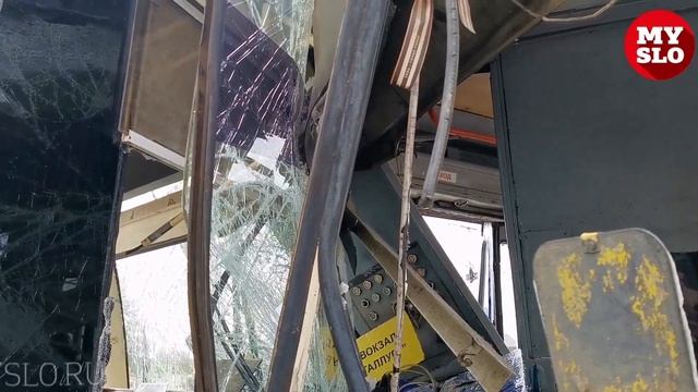 Лобовое столкновение двух трамваев в Туле: пострадали четыре пассажира смотреть онлайн