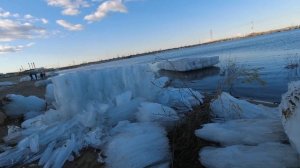 Льдины в Якутске на берегу реки Лены. 22 мая. После ледохода. 4K video.