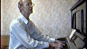 "В степи молдаванской" (Тихо тянутся сонные дроги) (запись 1995 г.). Поёт Лолий Шолпо (1928–2005)