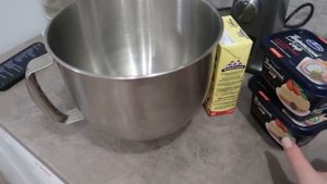 Торт красный бархат: как изолировать живые цветы, выравнивание крем чизом