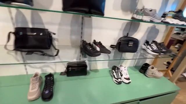 ✅ Трц Керуен сити (Бывшая мега) присмотрела куртку за 100000 тг. Многие бутики закрылись-пандемия .