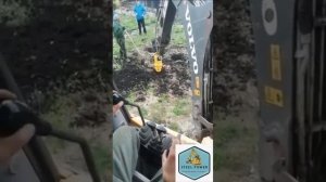 Работа гидровращателя на экскаваторе-погрузчике