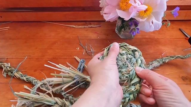 А вы плели косички из травы?Смотрите какой интересный результат!? смотреть онлайн