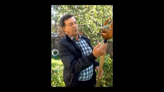 Простое супер-приспособление для сбора яблок в саду.