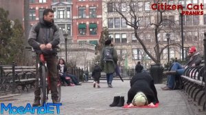 Девушка в хиджабе Намаз Ислам Социальный эксперимент дискриминация в отношения женщин в хиджабах