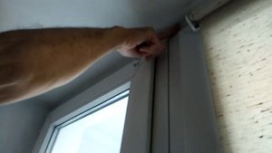 Продолжаем замазывать щели на откосах
