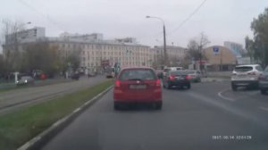 Мужик ударил женщину на трамвайных путях