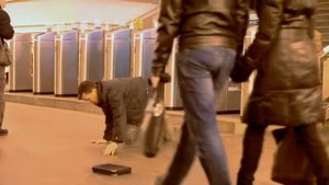 Парень специально спотыкается