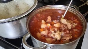 Для всей семьи обед. Манты. Борщ красный. Закуска из баклажан.