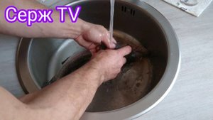 Как быстренько и без пыли почистить рыбу от мелкой чешуи