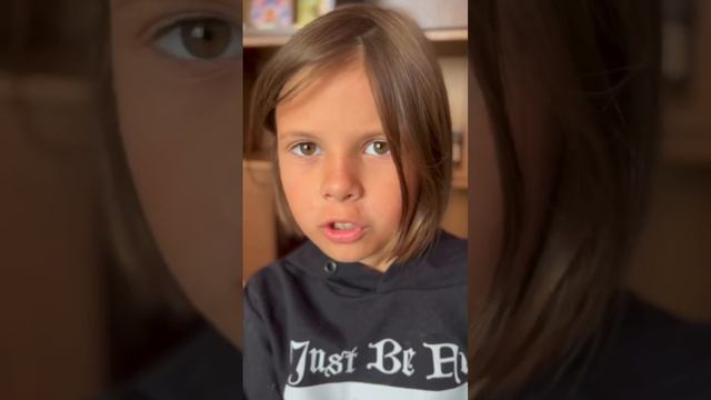 Смешные видео I Почему у мамы большая ...? Младшая юморит