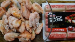 Салат с крабовыми палочками и креветками