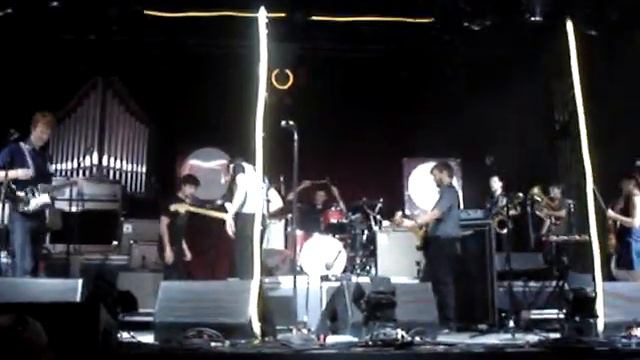 Win Butler's guitar screw coming loose during Power Out song смотреть онлайн