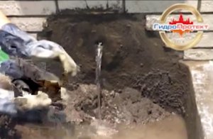 Гидроизоляция напорной течи быстротвердеющим цементным составом.