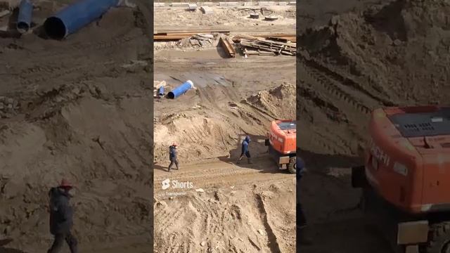 Перевозка трубы водопроводной экскаватором на точку назначения видео  #Shorts #водопроводныетрубы