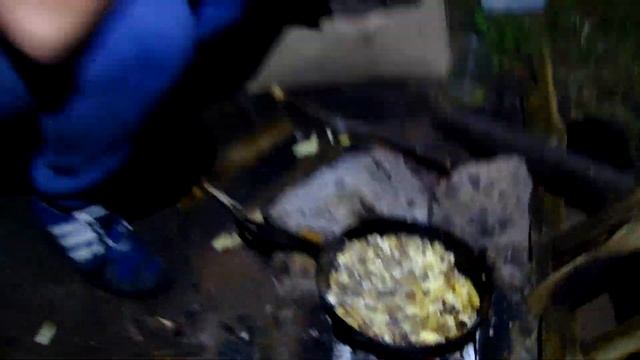 Ловля раков раколовками, ночёвка в палатке, готовка на костре смотреть онлайн