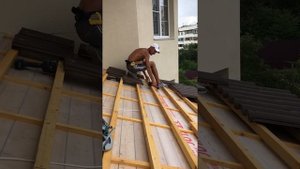 Начало монтажа кровли из ЦПЧ по стропильной системе над террасой