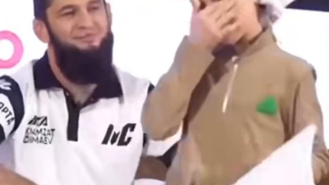 Респект Хамзату Чимаеву. Хамзат встретился с девочкой-сироткой. Чимаев ели сдержал слёз. смотреть онлайн