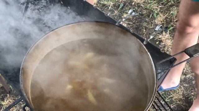 Зеленый борщ на мангале. смотреть онлайн