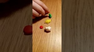 Как сделать конфеты из пластилина ??