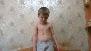 Мальчик 4 года показывает танец живота. Малыш жжет