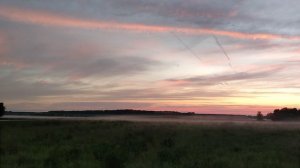 Летний закат. Чустой туман на поле.