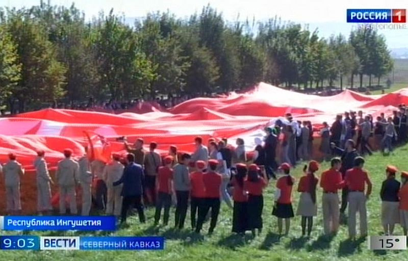 Самое большое в мире Знамя Победы разворачивают в городах СКФО