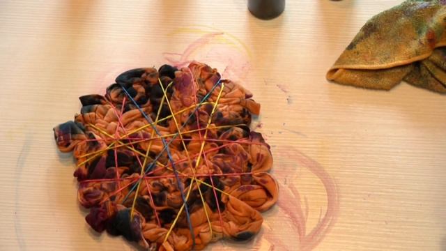 Как покрасить черную футболку в яркие цвета/Уроки тай-дай смотреть онлайн