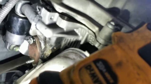 2007 Toyota Matrix Como reemplazar el tencionador de la banda de tiempo timing tensioner . смотреть онлайн