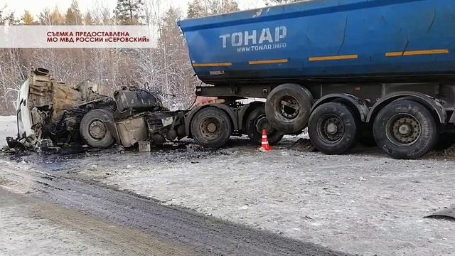 В Серове сотрудники ГИБДД устанавливают обстоятельства столкновения двух грузовых автомобилей смотреть онлайн