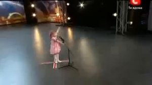 Девочка читает стихотворение