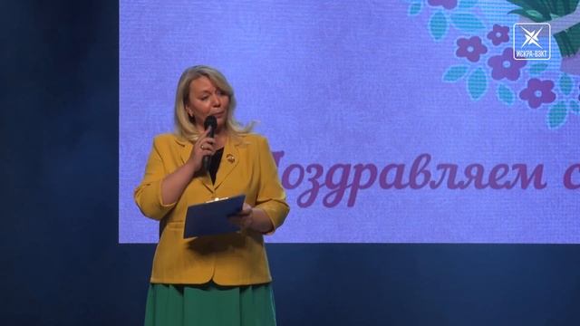 Трогательными номерами поздравили своих мам артисты ДК «Юбилейный» на праздничном концерте