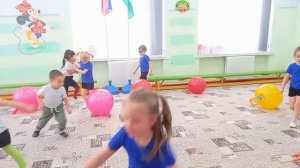 Подвижная игра "День и Ночь" с фитболами в средней группе)