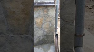 Укладка песчаника на цоколь