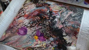 Как нарисовать цветы на акриловой заливке./ How to draw flowers on an acrylic fill.